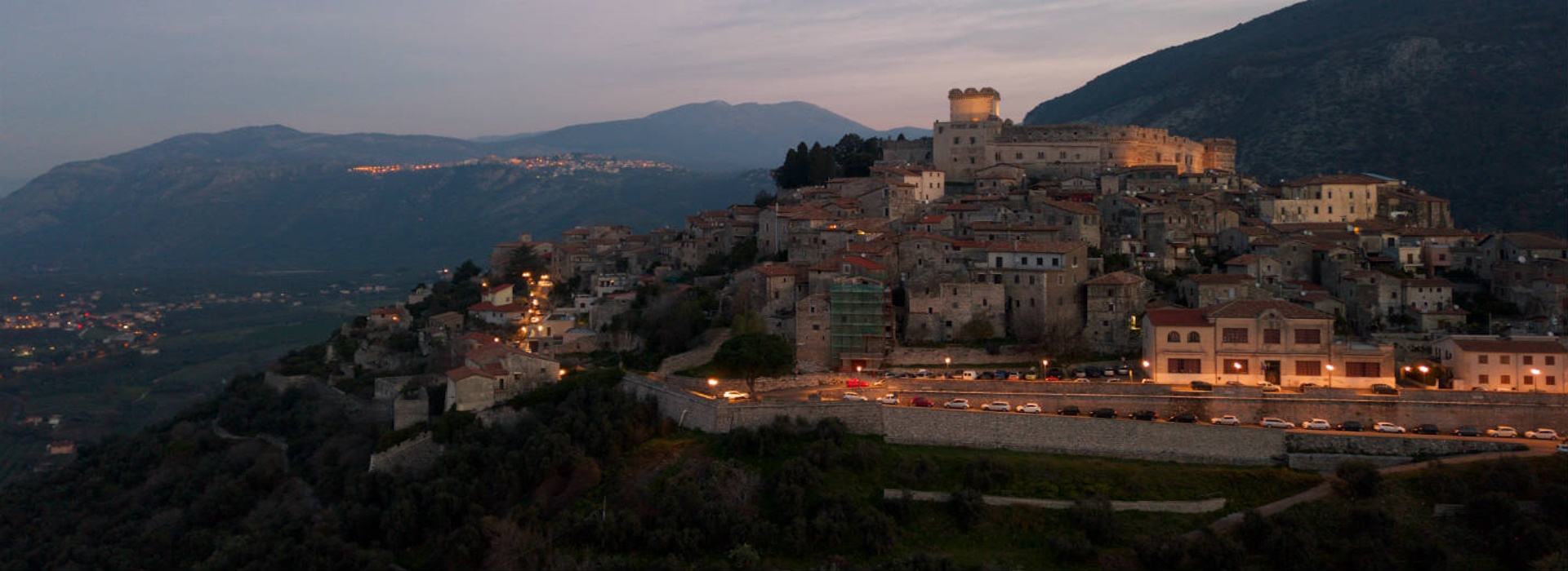 Sermoneta illuminata, panorama con il castello in vista