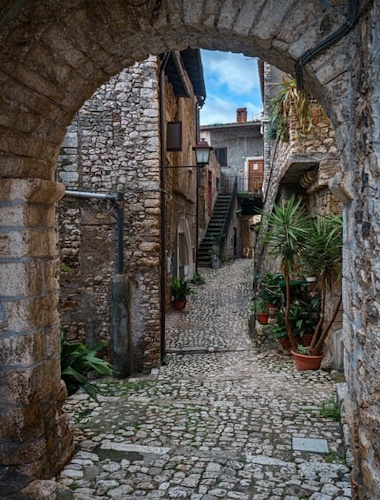 Vicolo di Sermoneta incorniciato da un arco